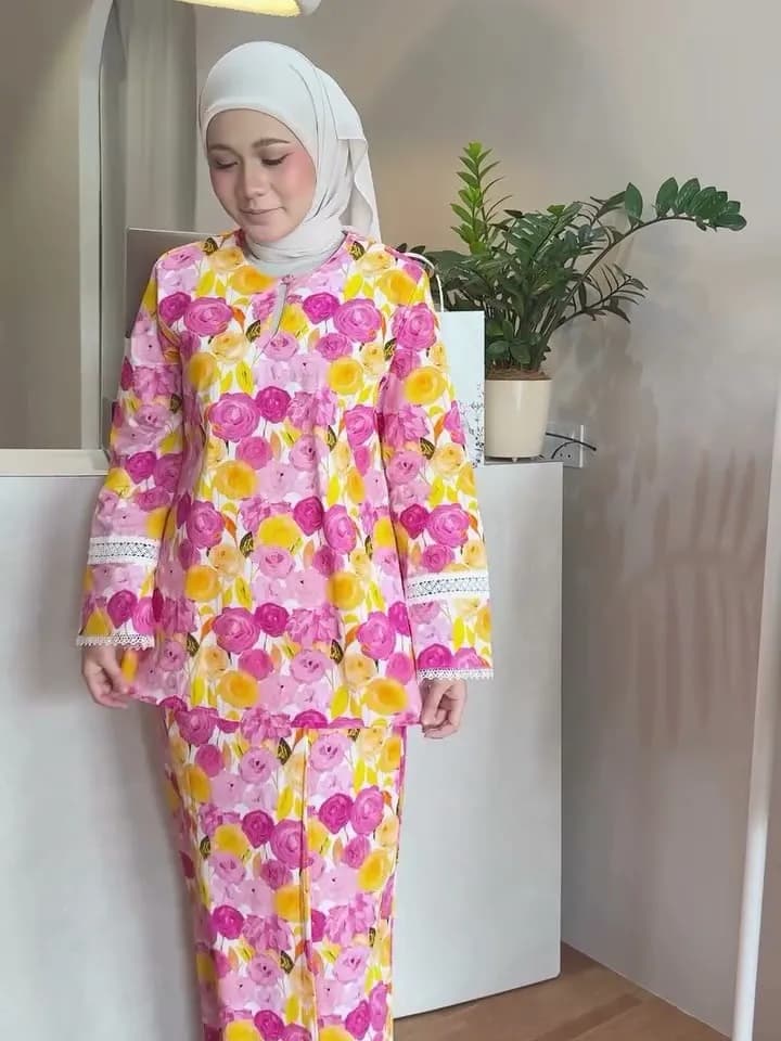 Bloom Raya corak Chinta dipakai di butik