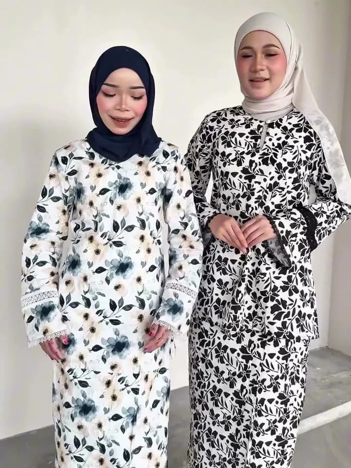 Dua corak Bloom Raya dipakai di butik