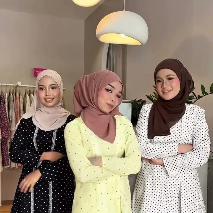 Koleksi PUTEH dipakai di butik