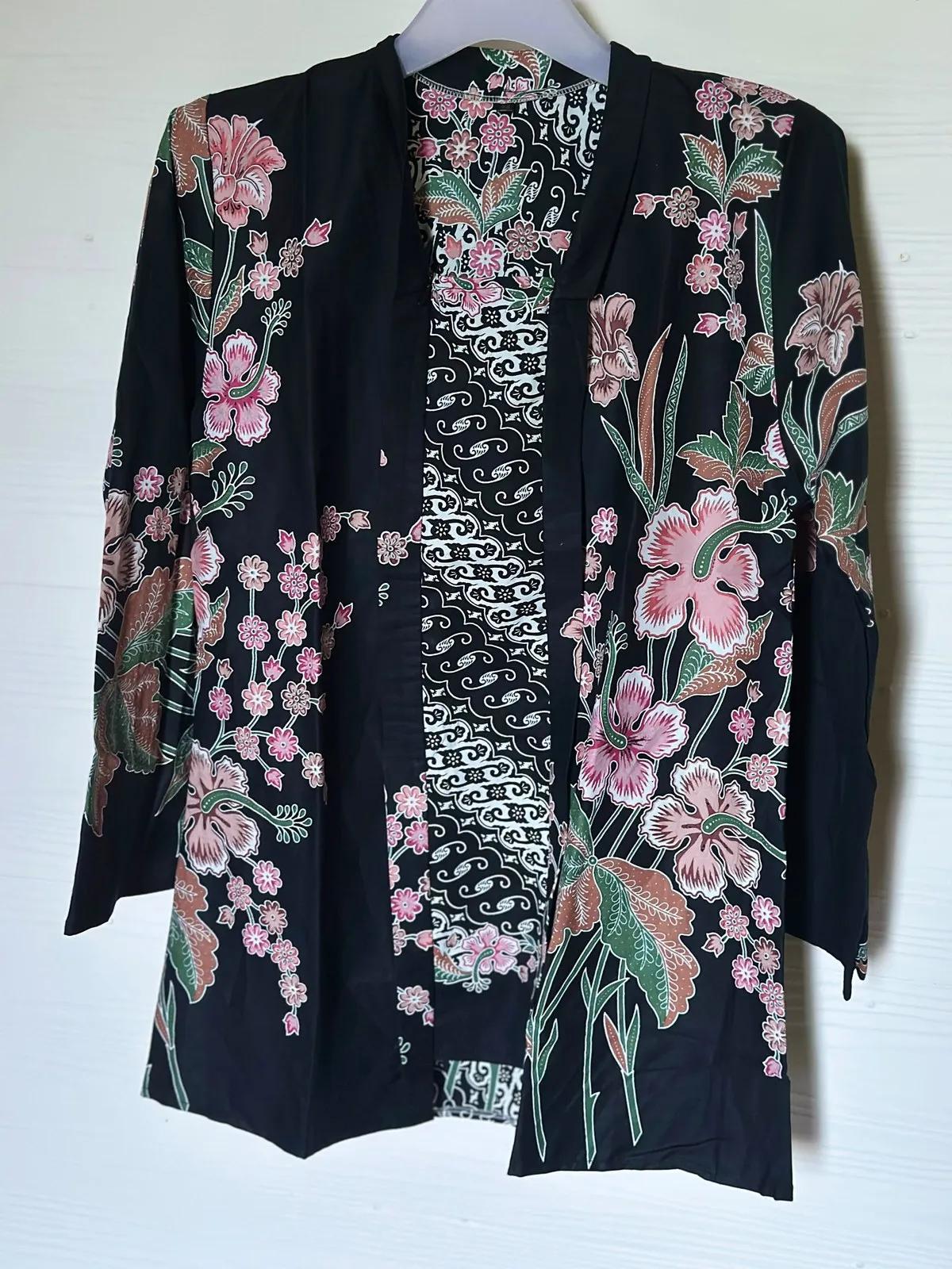 Kebaya Batik Bunga Raya – Hitam Merah Jambu — image 3