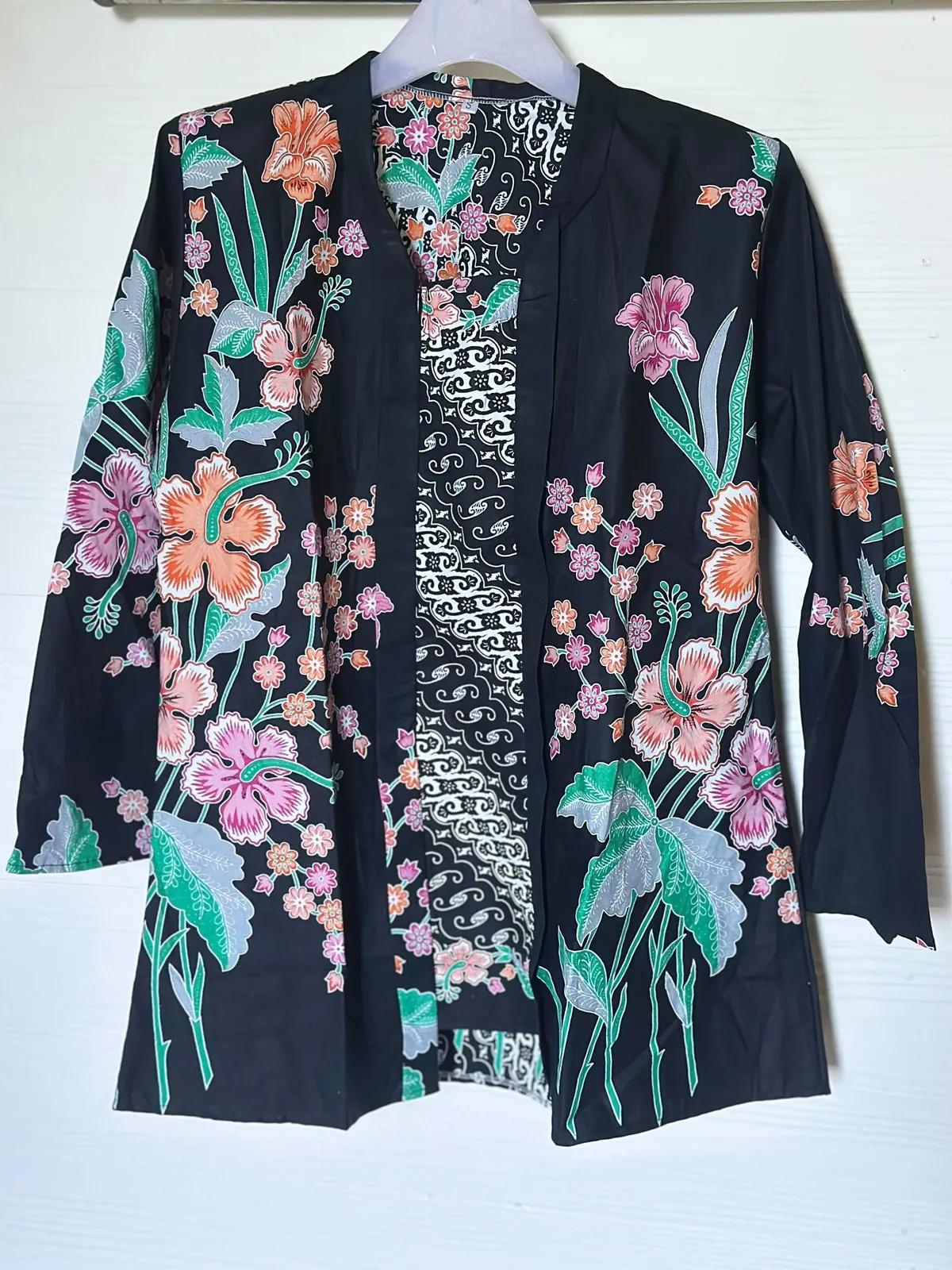 Kebaya Batik Bunga Raya – Hitam Oren — image 3